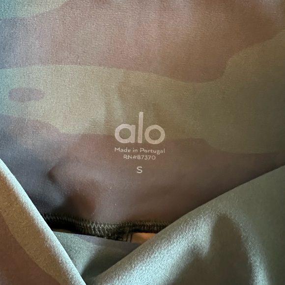 Like new Alo yoga legging in Green Camo - Picture 2 of 6